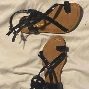 Jessica Simpson women’s flat sandals, Black patent, size 5